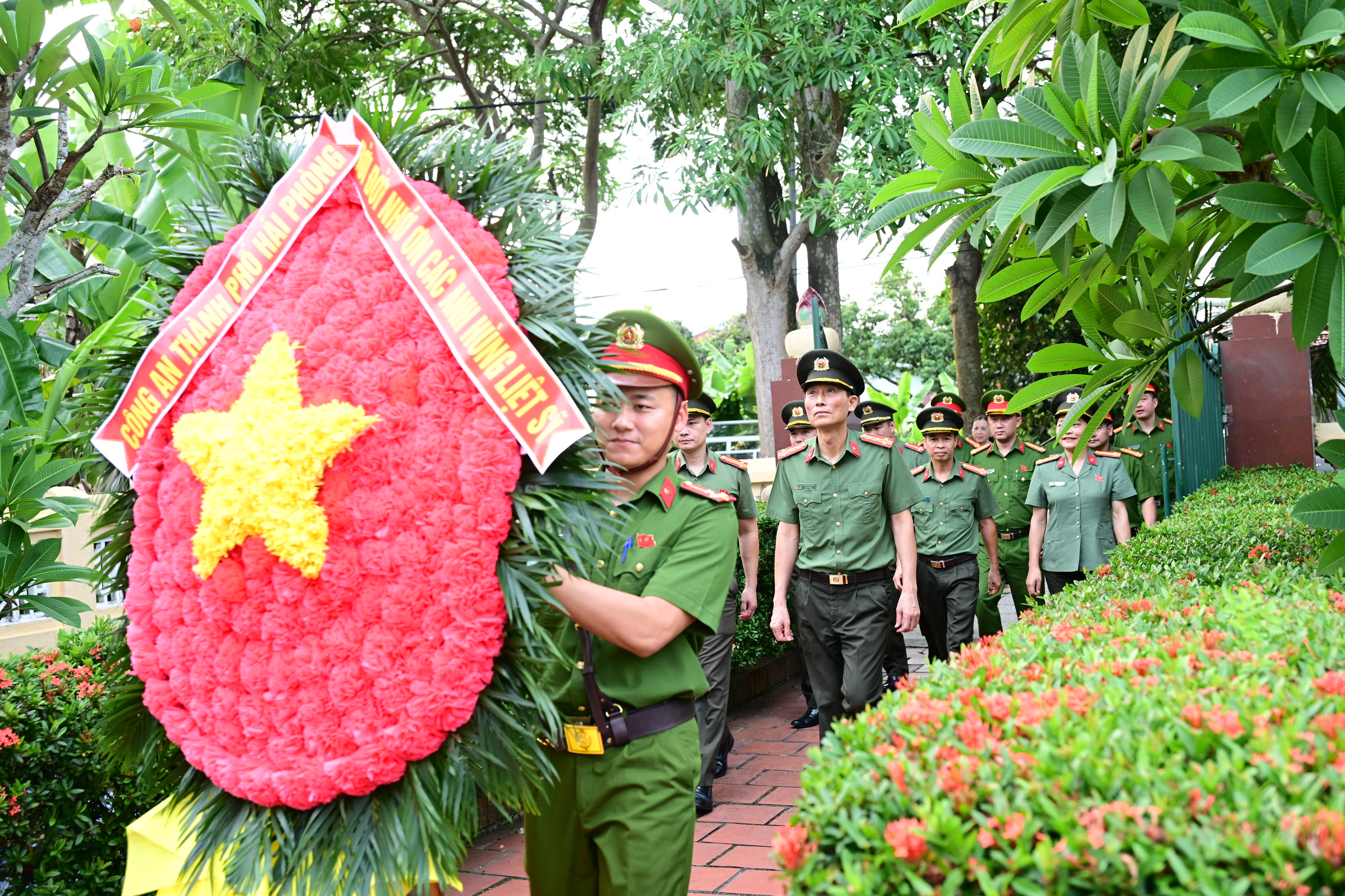 Lãnh đạo Công an thành phố dâng hương tri ân Anh hùng LLVT Nhân dân - Liệt sĩ Trần Thành Ngọ